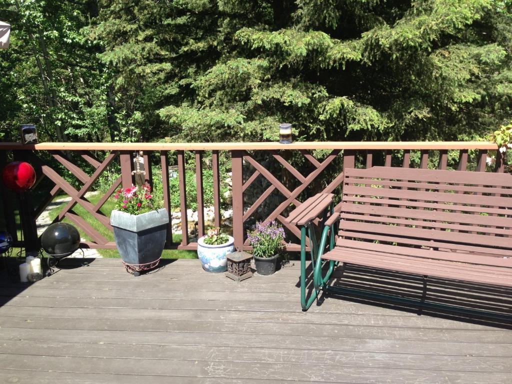 Redwood Meadows Bed And Breakfast Bragg Creek 外观 照片